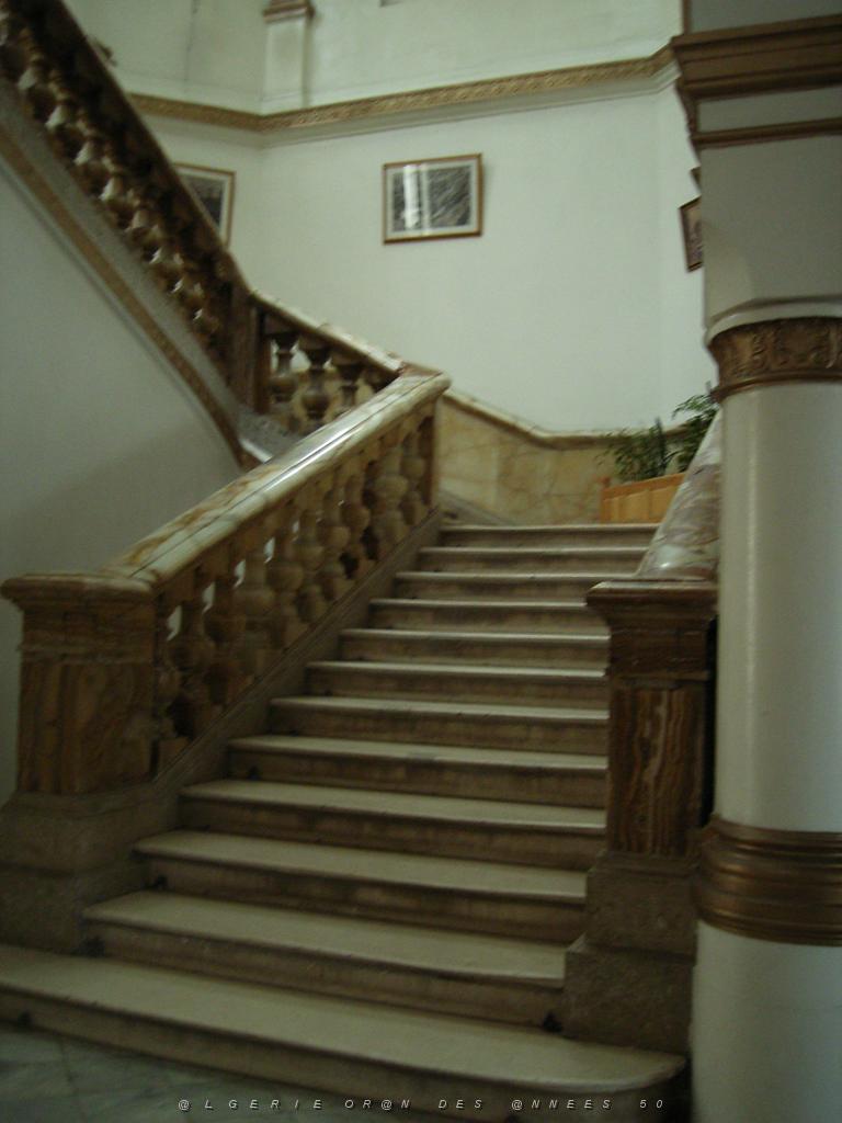 117-ORAN-Juin06-la mairie,escalier interieur droit..jpg - Unicode